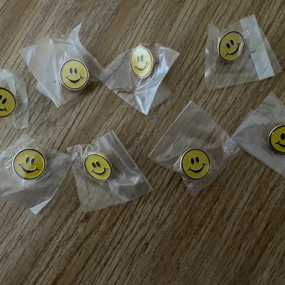 8 Smiley Face Lapel Pins - Picture 1 of 3